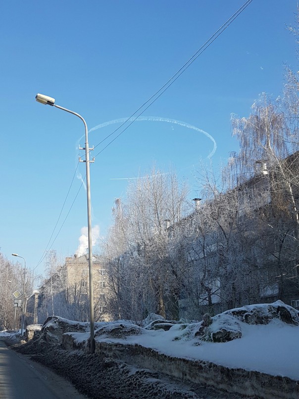 Над Новосибирском военный самолет «нарисовал» огромную «восьмерку» Над Новосибирском военный самолет «нарисовал» огромную «восьмерку»