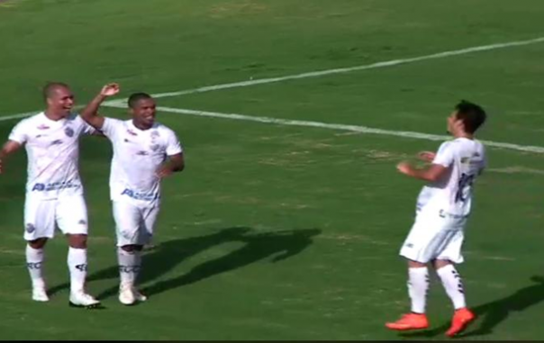 Невероятный гол с центра поля, который назвали "голом века"