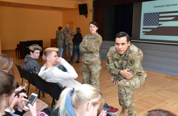 Прибалтика под мощным натиском военных США: школьников Латвии учат русофобии