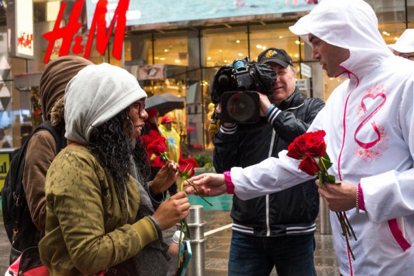"Из России с любовью". Выходцы из России поздравили жителей Нью-Йорка с 8 Марта