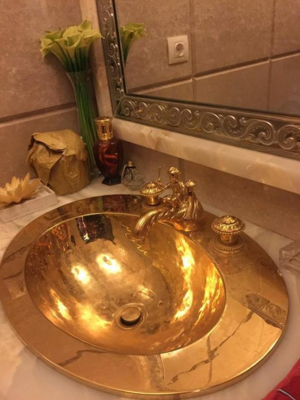 У главы предприятия на Украине при обыске нашли позолоченный рукомойник У главы предприятия на Украине при обыске нашли позолоченный рукомойник