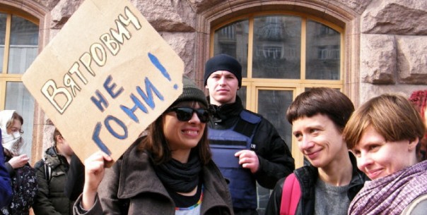 В Киеве обливались зеленкой и требовали не допустить «декоммунизации женщин»