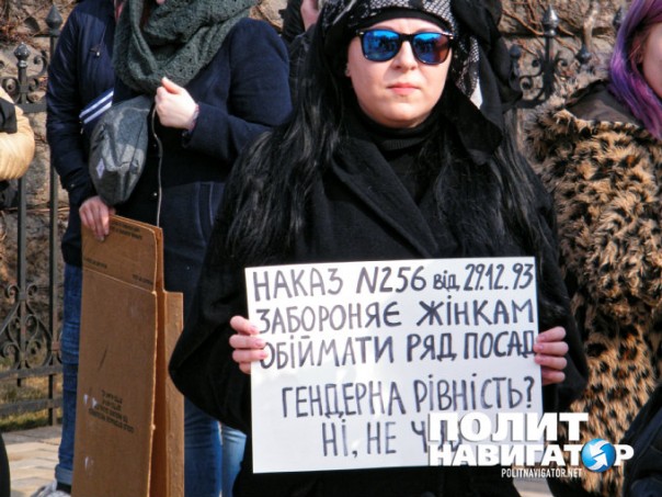 В Киеве обливались зеленкой и требовали не допустить «декоммунизации женщин» В Киеве обливались зеленкой и требовали не допустить «декоммунизации женщин»