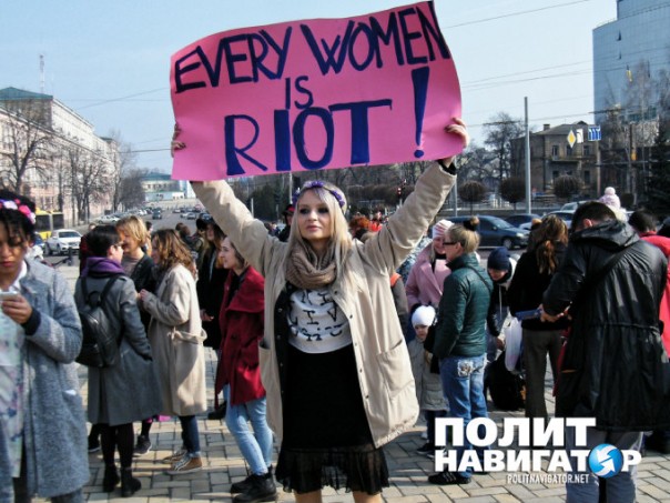 В Киеве обливались зеленкой и требовали не допустить «декоммунизации женщин» В Киеве обливались зеленкой и требовали не допустить «декоммунизации женщин»