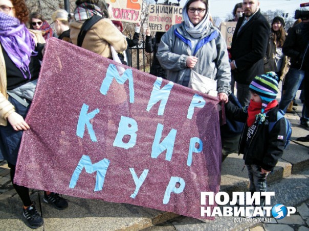 В Киеве обливались зеленкой и требовали не допустить «декоммунизации женщин» В Киеве обливались зеленкой и требовали не допустить «декоммунизации женщин»
