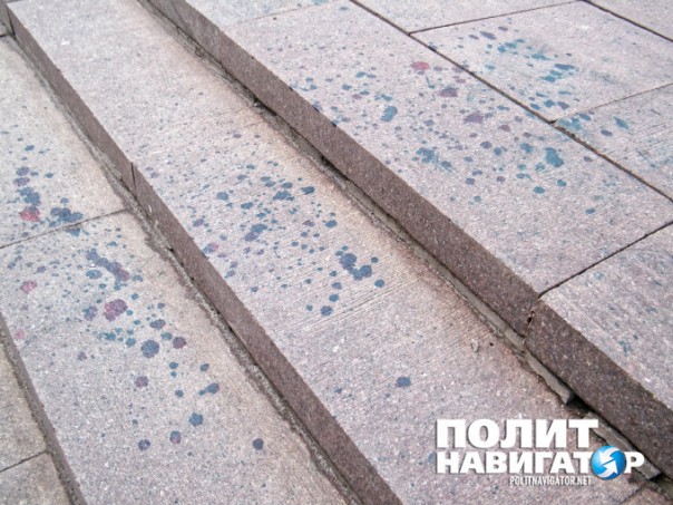 В Киеве обливались зеленкой и требовали не допустить «декоммунизации женщин» В Киеве обливались зеленкой и требовали не допустить «декоммунизации женщин»