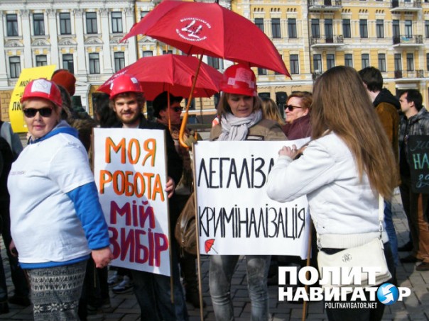 В Киеве обливались зеленкой и требовали не допустить «декоммунизации женщин» В Киеве обливались зеленкой и требовали не допустить «декоммунизации женщин»