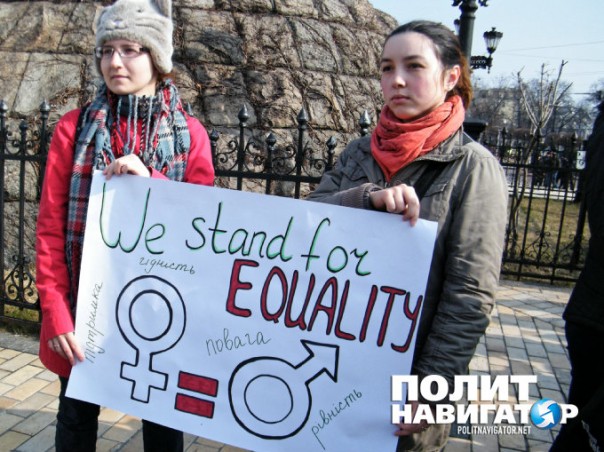 В Киеве обливались зеленкой и требовали не допустить «декоммунизации женщин» В Киеве обливались зеленкой и требовали не допустить «декоммунизации женщин»