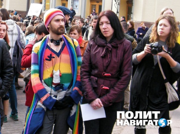 В Киеве обливались зеленкой и требовали не допустить «декоммунизации женщин» В Киеве обливались зеленкой и требовали не допустить «декоммунизации женщин»