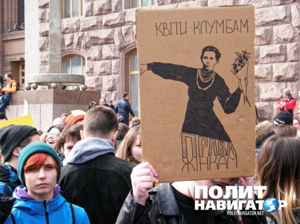 В Киеве обливались зеленкой и требовали не допустить «декоммунизации женщин» В Киеве обливались зеленкой и требовали не допустить «декоммунизации женщин»