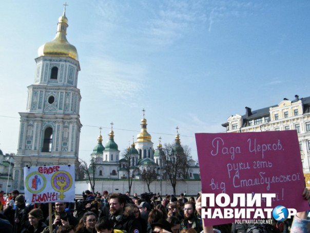 В Киеве обливались зеленкой и требовали не допустить «декоммунизации женщин» В Киеве обливались зеленкой и требовали не допустить «декоммунизации женщин»