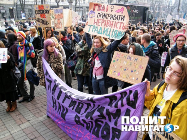 В Киеве обливались зеленкой и требовали не допустить «декоммунизации женщин» В Киеве обливались зеленкой и требовали не допустить «декоммунизации женщин»