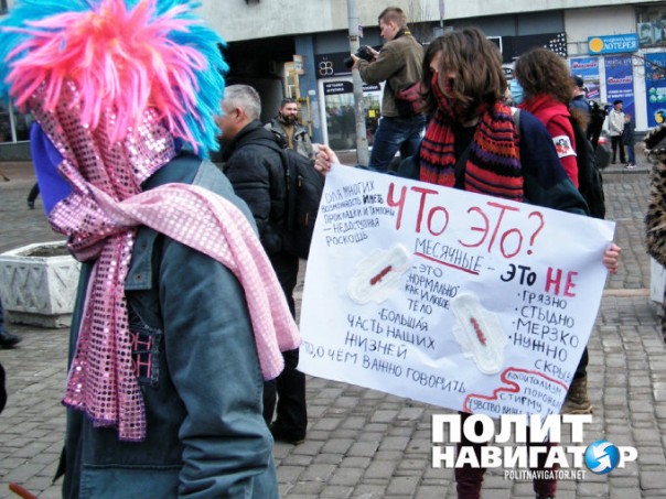 В Киеве обливались зеленкой и требовали не допустить «декоммунизации женщин» В Киеве обливались зеленкой и требовали не допустить «декоммунизации женщин»