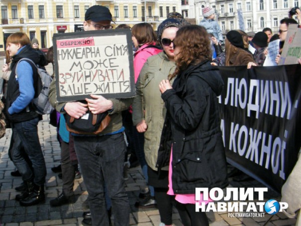 В Киеве обливались зеленкой и требовали не допустить «декоммунизации женщин» В Киеве обливались зеленкой и требовали не допустить «декоммунизации женщин»