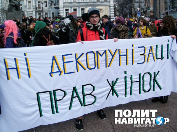 В Киеве обливались зеленкой и требовали не допустить «декоммунизации женщин» В Киеве обливались зеленкой и требовали не допустить «декоммунизации женщин»