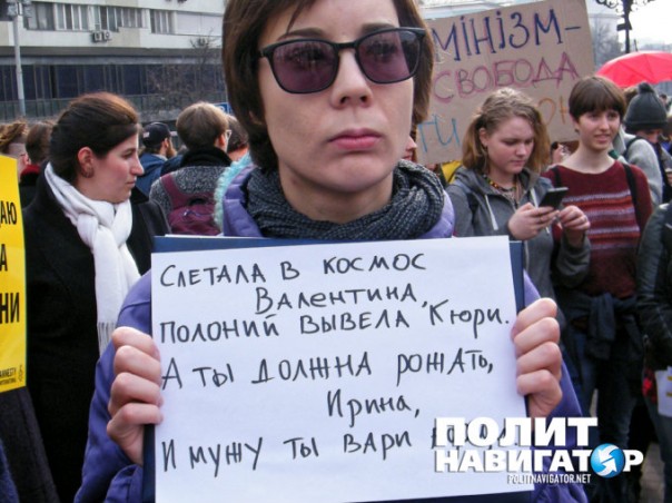 В Киеве обливались зеленкой и требовали не допустить «декоммунизации женщин» В Киеве обливались зеленкой и требовали не допустить «декоммунизации женщин»