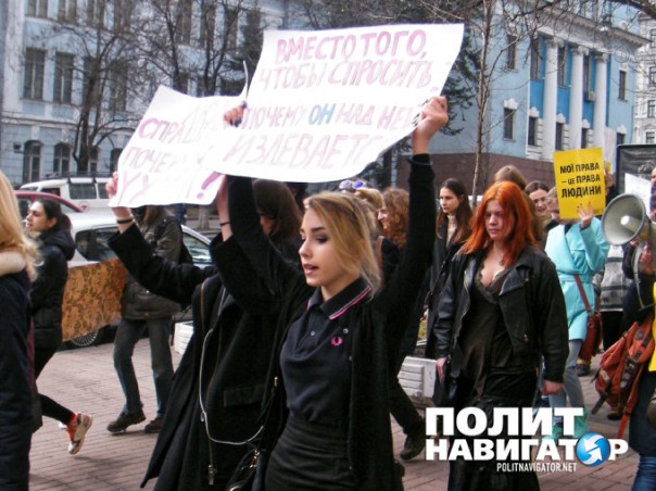 В Киеве обливались зеленкой и требовали не допустить «декоммунизации женщин» В Киеве обливались зеленкой и требовали не допустить «декоммунизации женщин»