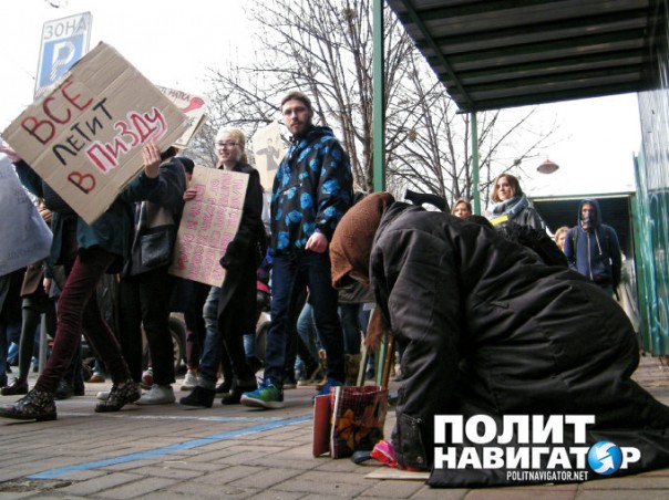 В Киеве обливались зеленкой и требовали не допустить «декоммунизации женщин» В Киеве обливались зеленкой и требовали не допустить «декоммунизации женщин»