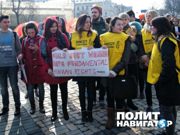 В Киеве обливались зеленкой и требовали не допустить «декоммунизации женщин» В Киеве обливались зеленкой и требовали не допустить «декоммунизации женщин»