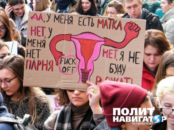 В Киеве обливались зеленкой и требовали не допустить «декоммунизации женщин» В Киеве обливались зеленкой и требовали не допустить «декоммунизации женщин»