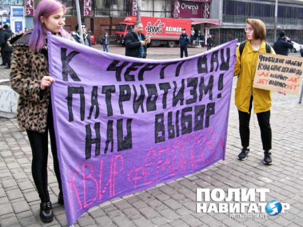 В Киеве обливались зеленкой и требовали не допустить «декоммунизации женщин» В Киеве обливались зеленкой и требовали не допустить «декоммунизации женщин»