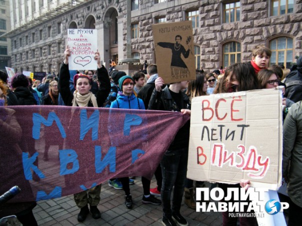 В Киеве обливались зеленкой и требовали не допустить «декоммунизации женщин» В Киеве обливались зеленкой и требовали не допустить «декоммунизации женщин»