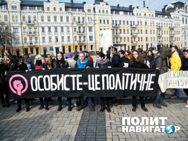 В Киеве обливались зеленкой и требовали не допустить «декоммунизации женщин» В Киеве обливались зеленкой и требовали не допустить «декоммунизации женщин»