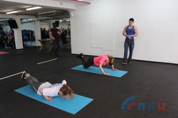 Спортивный конкурс "А ну-ка, девушки!" состоялся в Луганске в Международный женский день Спортивный конкурс "А ну-ка, девушки!" состоялся в Луганске в Международный женский день