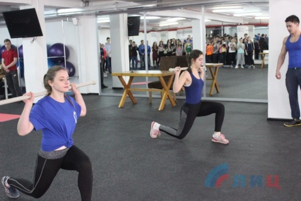 Спортивный конкурс "А ну-ка, девушки!" состоялся в Луганске в Международный женский день Спортивный конкурс "А ну-ка, девушки!" состоялся в Луганске в Международный женский день