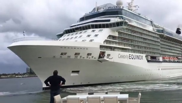 Семью американцев напугал лайнер, подплывший слишком близко к их дому Семью американцев напугал лайнер, подплывший слишком близко к их дому