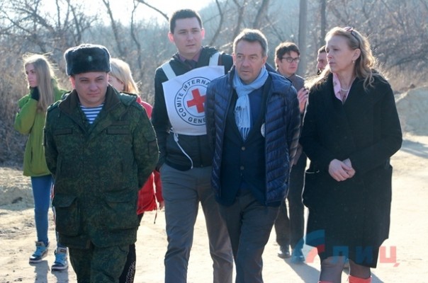Сводка от НМ ЛНР 9 марта 2017. Президент Международного Комитета Красного Креста Петер Маурер посетил пункт пропуска ЛНР у Станицы Луганской