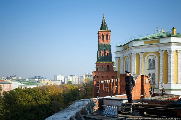 Феминистки захватили Кремль в фотошопе