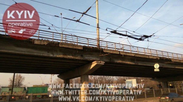 В Киеве "устал" еще один мост. Эстафету падений от Шулявского моста подхватил путепровод на метро Нивки