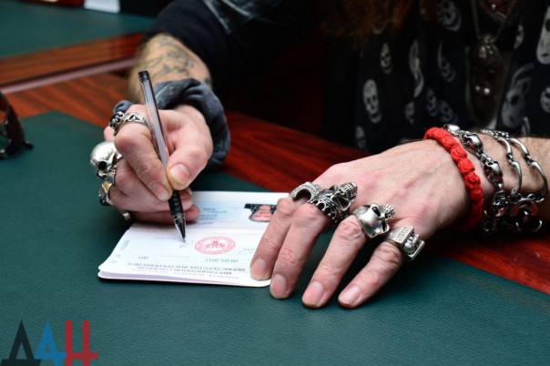 Джигурда изъявил желание стать гражданином ДНР. В Донецке вручили паспорт гражданина ДНР российскому шоумену Никите Джигурде