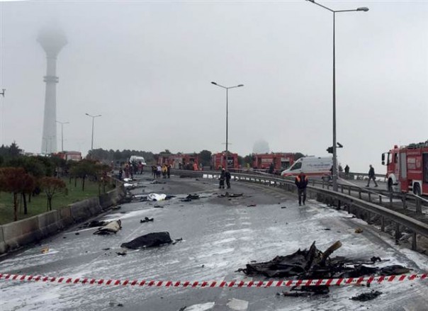 Разбился вдребезги: жуткие кадры крушения вертолета с россиянами в Стамбуле Разбился вдребезги: жуткие кадры крушения вертолета с россиянами в Стамбуле