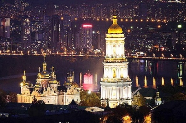 Молитва под дулами автоматов: «херои» АТО захватили Киево-Печерскую Лавру  