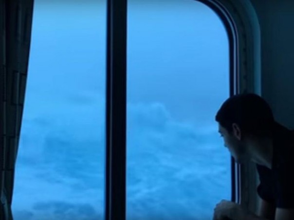 В сети набирает популярность видео с "девятым валом", накрывающим лайнер