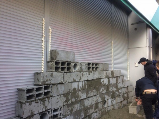 Радикалы в Киеве замуровали вход в офис "дочки" Сбербанка Радикалы в Киеве замуровали вход в офис "дочки" Сбербанка