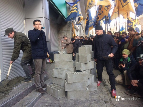 Радикалы в Киеве замуровали вход в офис "дочки" Сбербанка Радикалы в Киеве замуровали вход в офис "дочки" Сбербанка