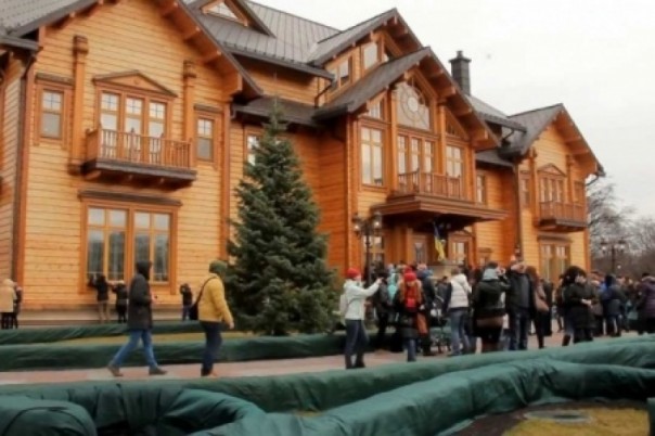 Герои Майдана продают в интернете украденные в Межигорье тарелки и часы «тирана» Герои Майдана продают в интернете украденные в Межигорье тарелки и часы «тирана»