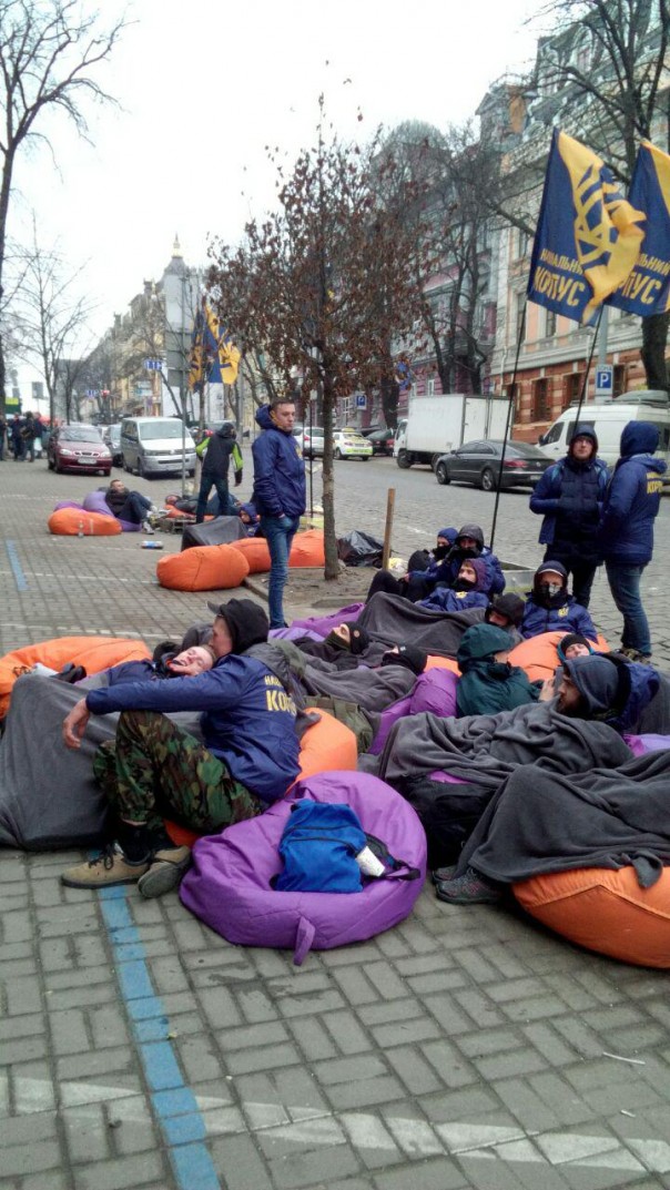 Боевики «Азова» продолжают блокировать замурованный главный офис «Сбербанка» на Украине Боевики «Азова» продолжают блокировать замурованный главный офис «Сбербанка» на Украине