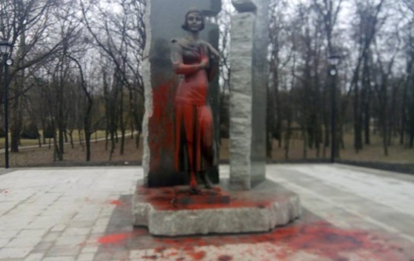 Памятник Елене Телиге в Бабьем Яру облили красной краской