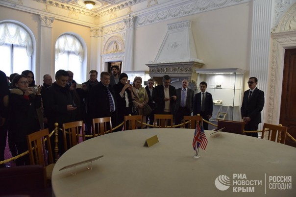 В Крым приехала делегация европейских и украинских политиков В Крым приехала делегация европейских и украинских политиков