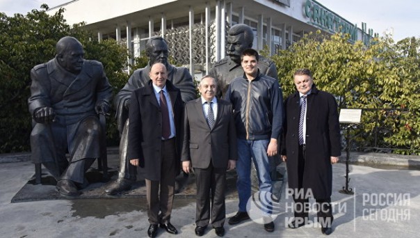 В Крым приехала делегация европейских и украинских политиков В Крым приехала делегация европейских и украинских политиков