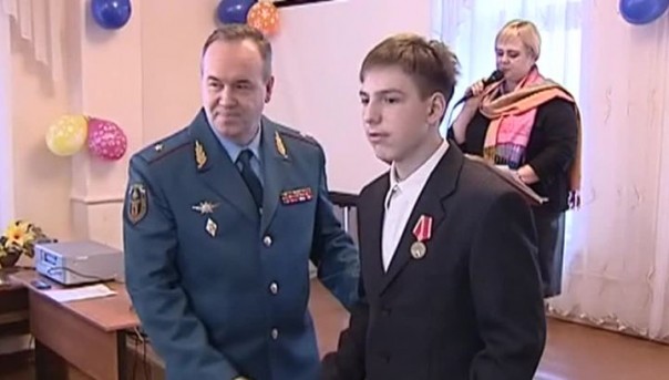 Недетский героизм: школьник из Ярославля спас свою семью и получил медаль "За отвагу на пожаре"