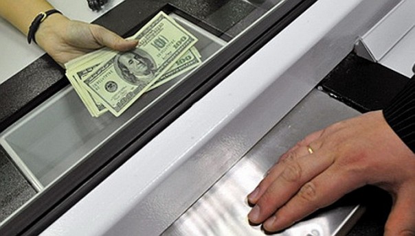 Украинские гастарбайтеры окончательно потеряли право переводить деньги из России на родину