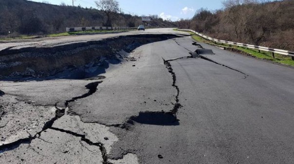 Оползень в Севастополе может пойти на жилые дома села Поворотное Оползень в Севастополе может пойти на жилые дома села Поворотное