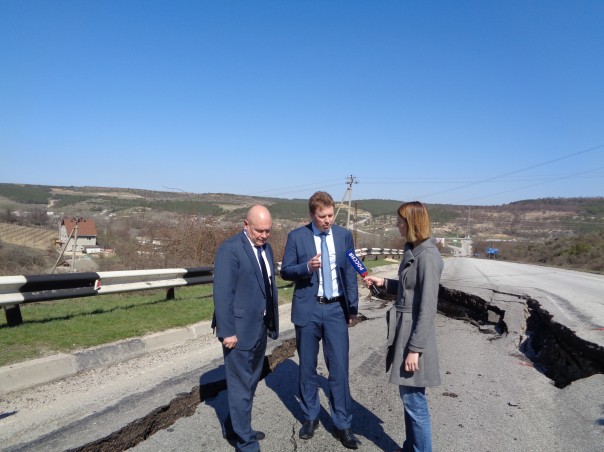 Оползень в Севастополе может пойти на жилые дома села Поворотное Оползень в Севастополе может пойти на жилые дома села Поворотное