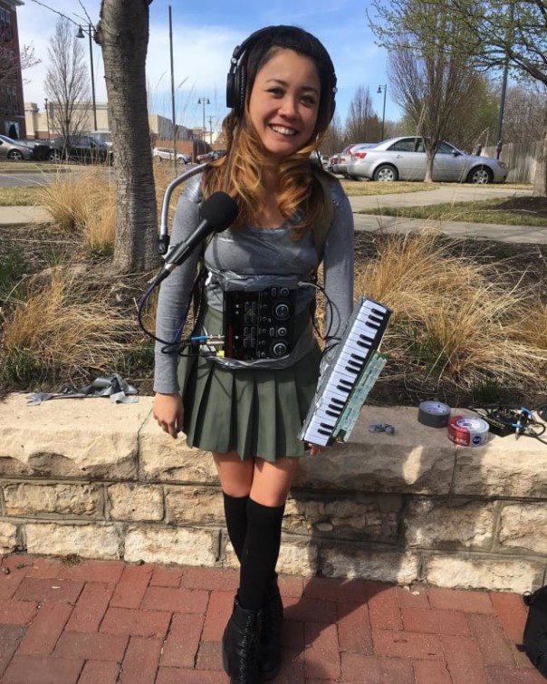 Симпатичная девушка-оркестр микширует треки на ходу