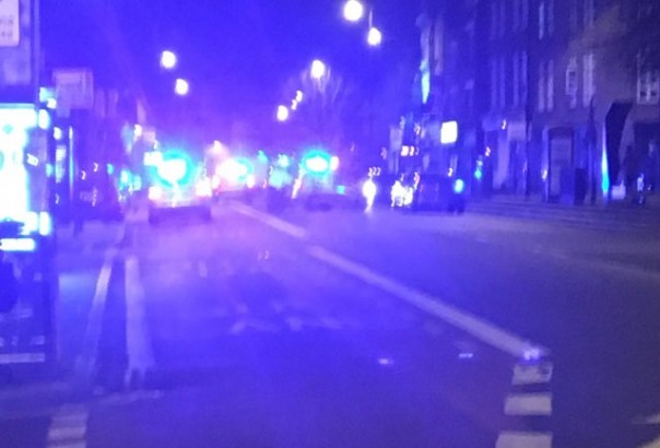 На западе Великобритании прогремел мощный взрыв. В Лондоне автомобиль врезался в толпу людей